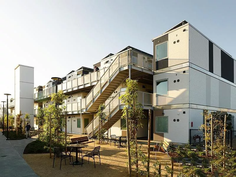 Vad gör prefabricerade containerhus med flera våningar idealiska för kommersiella och bostadsprojekt?