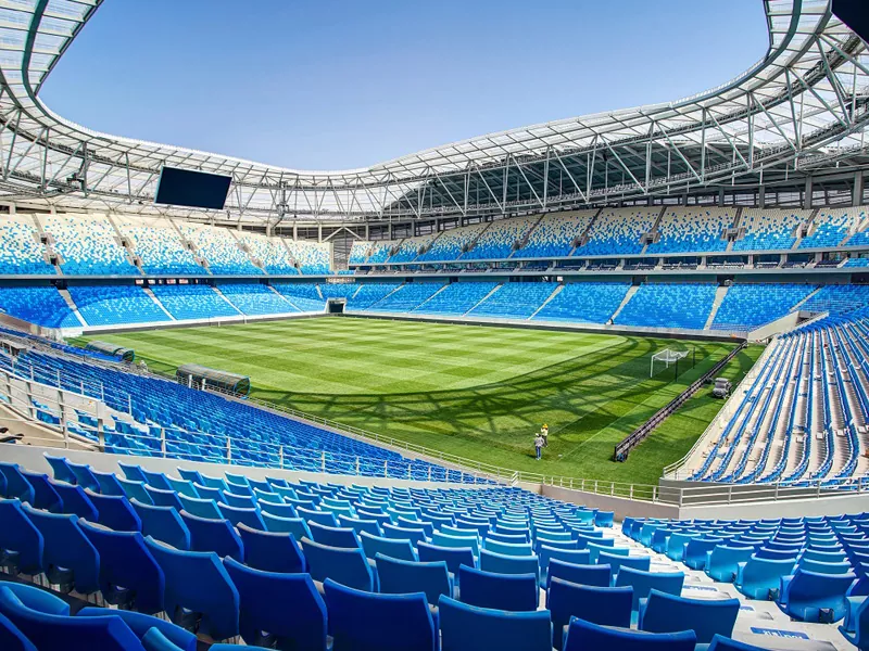 Vilken roll spelar stål i stadionens estetiska design?